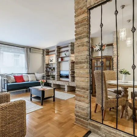 Bpr Golden Corner With Balcony & A/c Apartament *