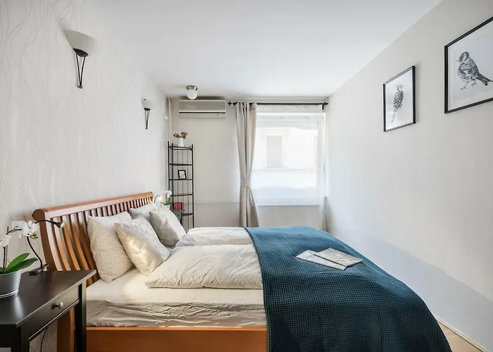 Bpr Golden Corner With Balcony & A/c *